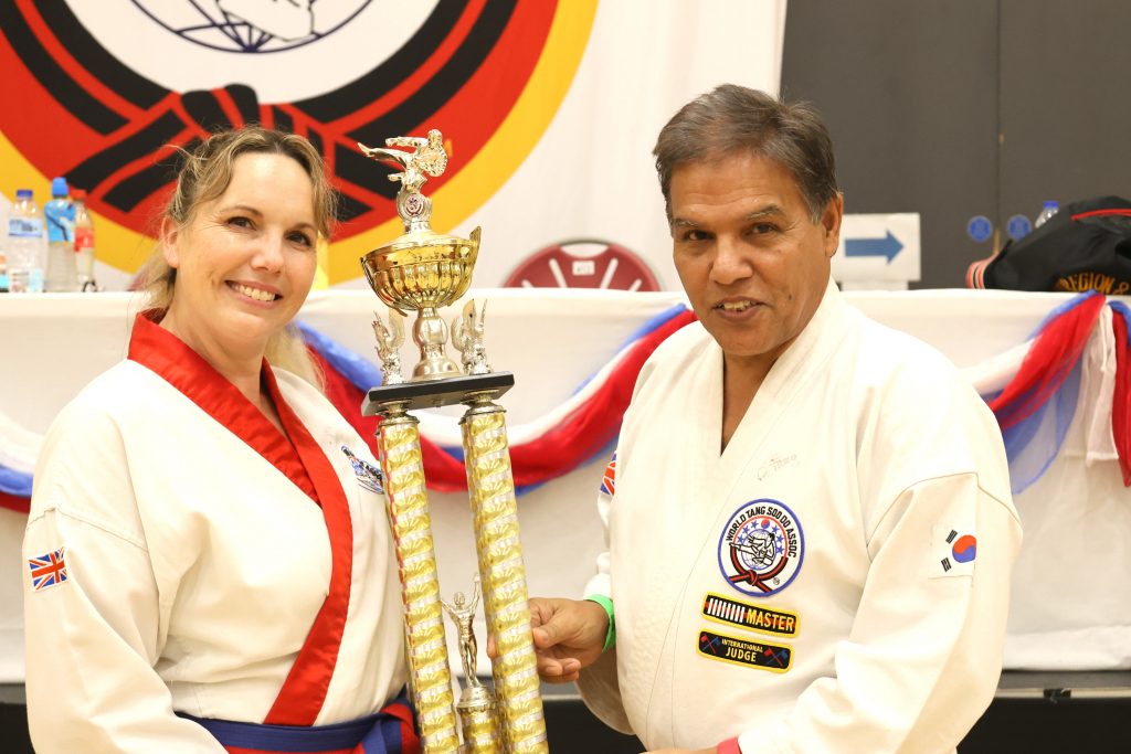 Susie Morris & BKCN Khan holding the gup grand champion cup